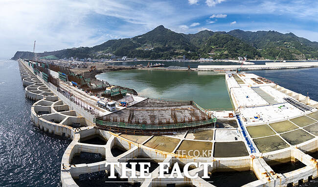 바다를 매립해 시공 중인 울릉공항 건설현장. 현재 공정률 70.7%를 보이고 있다. /울릉군