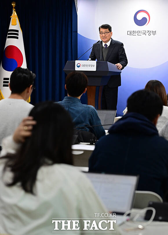 김경우 과학기술정보통신부 전파정책기획과장이 10일 오후 서울 종로구 정부서울청사에서 이동통신 주파수 재할당 세부 정책방안을 발표하고 있다. /임영무 기자