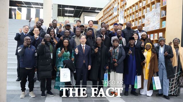 9일 국립한밭대를 방문한 나이지리아 경제사절단이 글로벌 교류협력 방안에 대해 협의하고 양국 관계자들이 함께 기념촬영을 하고 있다. /한밭대