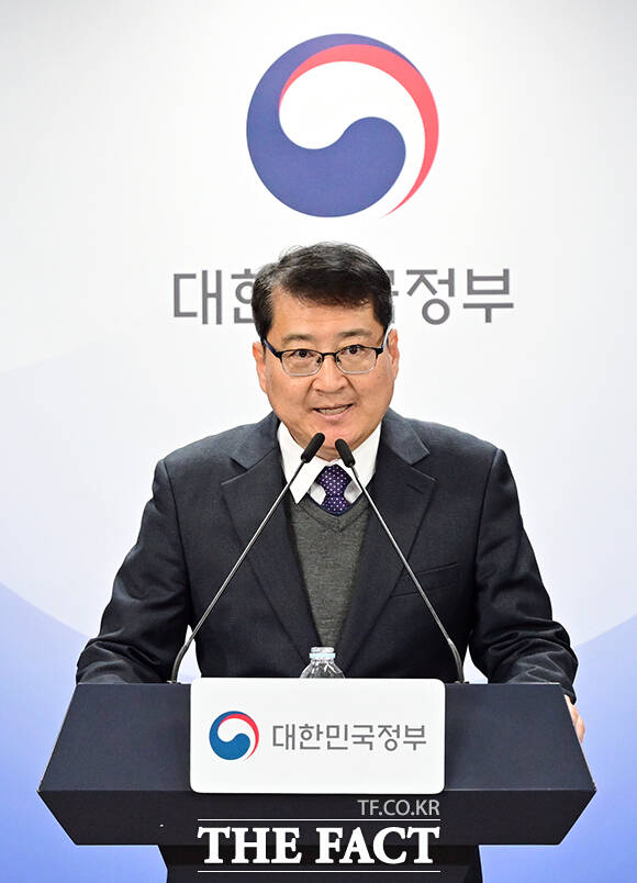 김경우 과학기술정보통신부 전파정책기획과장이 10일 오후 서울 종로구 정부서울청사에서 이동통신 주파수 재할당 세부 정책방안을 발표하고 있다. /임영무 기자