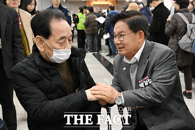 박강수 마포구청장(가운데)이 어르신을 격려하고 있다.