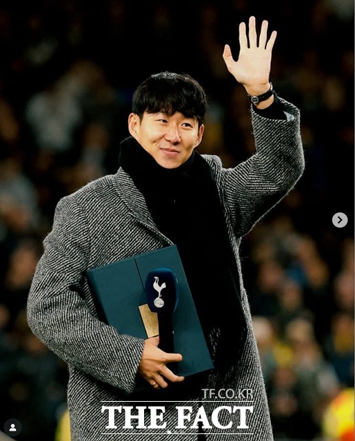 '토트넘 레전드' 손흥민이 10일 런던의 토트넘 스타디움에서 6만여 홈팬들의 기립 박수 속에 고별식을 갖고 있다./토트넘