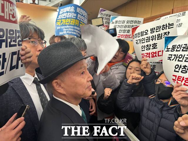 안창호 국가인권위원회 위원장(가운데)이 10일 서울 중구 안중근의사기념관 강당에서 열린 '2025 인권의 날 기념식'에 참석하기 위해 입장을 시도하고 있으나, 인권위 바로잡기 공동행동의 저지행동으로 들어가지 못하고 있다. /이라진 기자