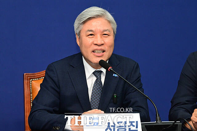 조국혁신당이 장동혁 국민의힘 대표를 청탁금지법 위반 등 혐의로 국가수사본부에 고발했다. 사진은 서왕진 혁신당 원내대표. /남윤호 기자