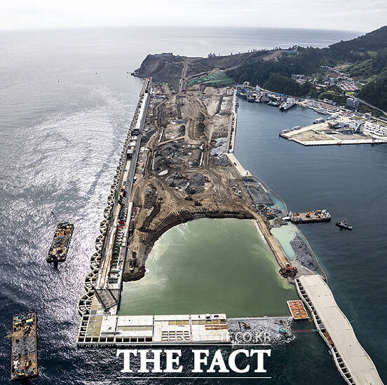 바다를 매립해 시공중인 울릉공항 건설 현장. 현재 공정률 70.7%를 보이고 있다. /울릉군