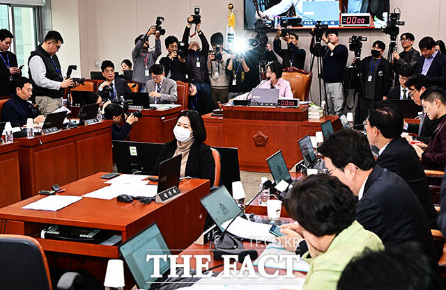 추미애 법사위원장이 10일 오후 서울 여의도 국회에서 열린 법제사법위원회 전체회의에 참석해 안건을 의결하고 있다. /국회=배정한 기자