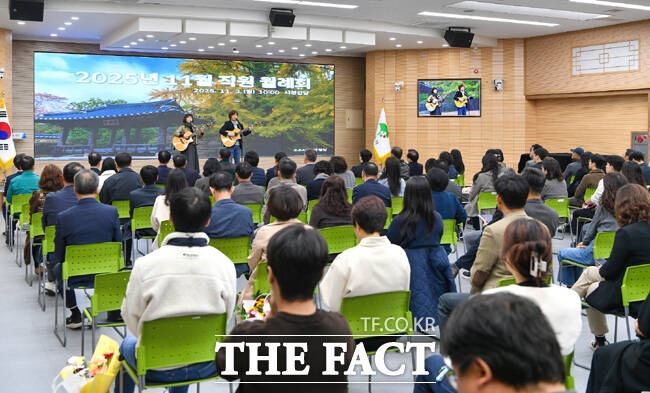 영주시 월례회에서 재능기부로 기타를 연주하는 모습. /영주시