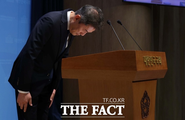 지난 9월 당 내 성폭력 사태에 책임을 지고 물러난 황현선 전 사무총장이 '미래 인재'를 영입하는 인재영입위원회 부위원장으로 돌아왔다. 사진은 지난 9월 국회에서 열린 긴급 기자회견에서 당 내 성비위 사건 논란에 사과하며 사퇴 의사를 밝히고 있는 황현선 전 혁신당 사무총장의 모습. /뉴시스