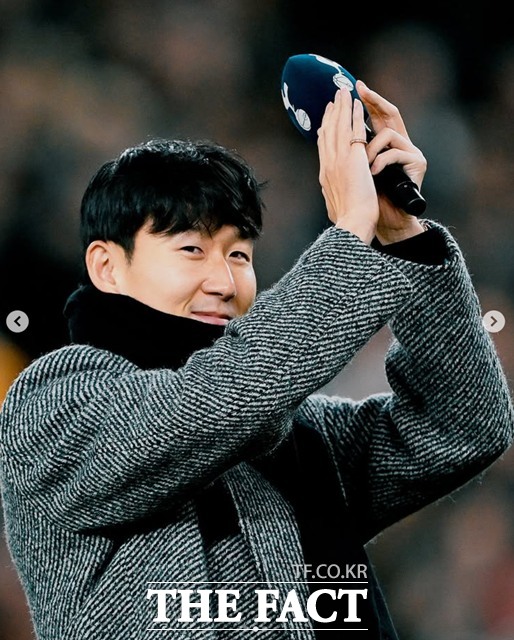 6만여 홈팬들의 뜨거운 환호에 답하는 '토트넘 레전드' 손흥민./토트넘