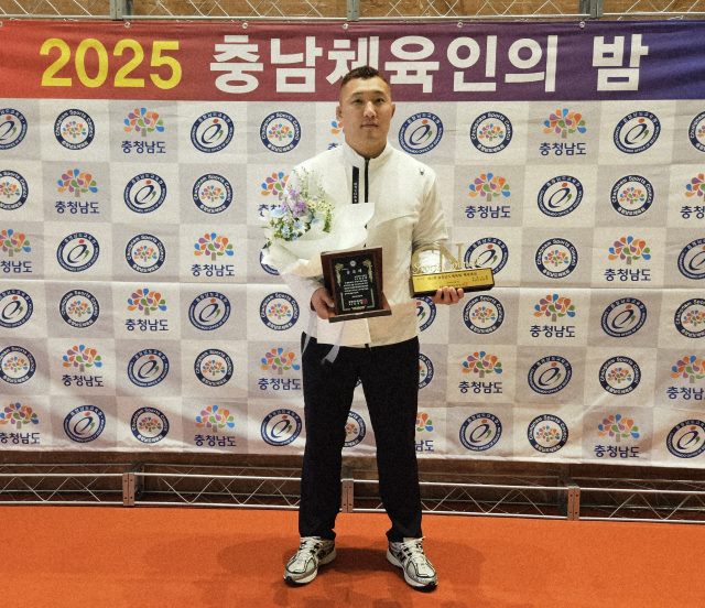 부여 금성복싱체육관에서 운동을 시작한 김동회는 뼈속까지 충청도 사람이다. 지난 12월 9일 '2025 충남체육인의 밤'에서 대상을 수상한 모습.