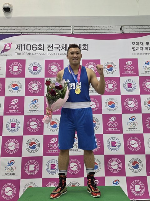 부산 전국체전에서 15연패를 달성한 후 시상대에서 포즈를 취한 김동회. 그에게는 이제 두 번의 전국체전이 남았다. / 충남도청