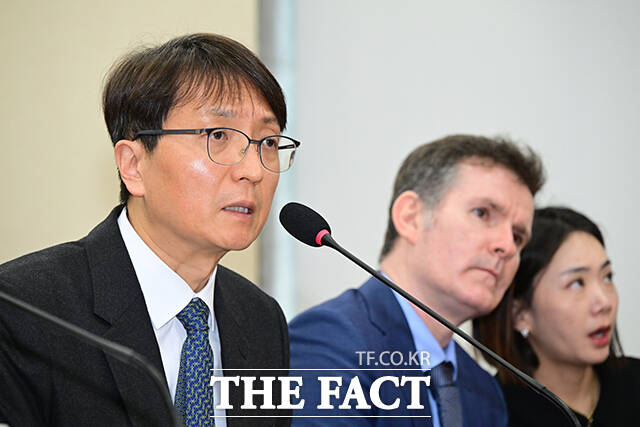 국회 질의 답변하는 박대준 쿠팡 대표이사. 오른쪽은 브랫 매티스 쿠팡 CISO./남윤호 기자