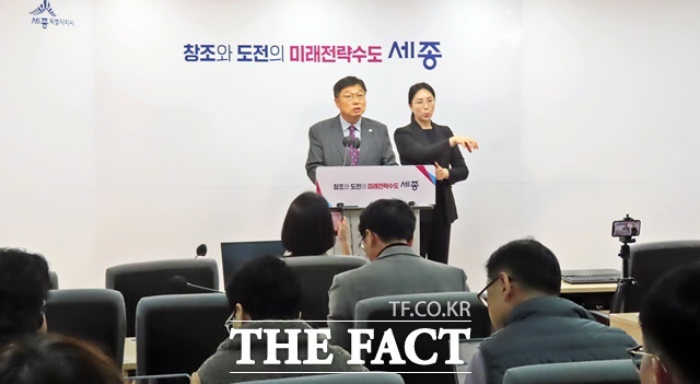 10일 시청 청음실에서 언로브리핑을 열고 있는 이승원 경제부시장 /김형중 기자