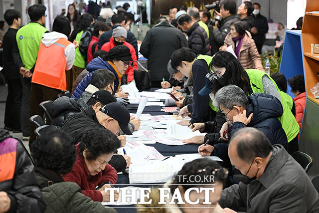 박강수 마포구청장(가운데)이 어르신을 격려하고 있다.