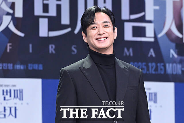 배우 이재황과 정찬, 오현경, 박건일, 함은정, 윤선우, 김민설(왼쪽부터)이 10일 오전 서울 마포구 상암동 MBC에서 열린 새 일일드라마 '첫 번째 남자' 제작발표회에 참석해 포즈를 취하고 있다. /서예원 기자