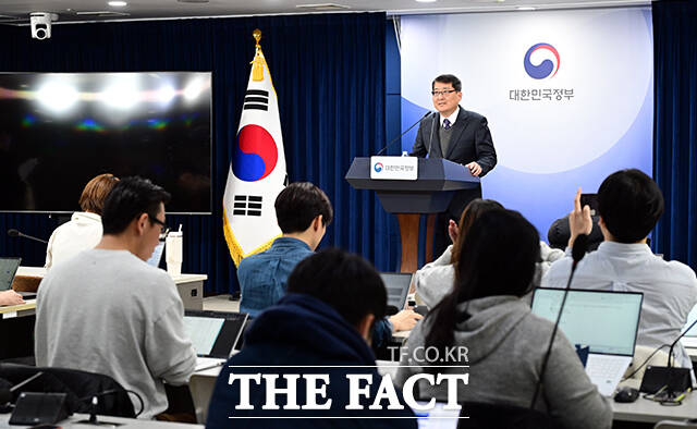 김경우 과학기술정보통신부 전파정책기획과장이 10일 오후 서울 종로구 정부서울청사에서 이동통신 주파수 재할당 세부 정책방안을 발표하고 있다. /임영무 기자