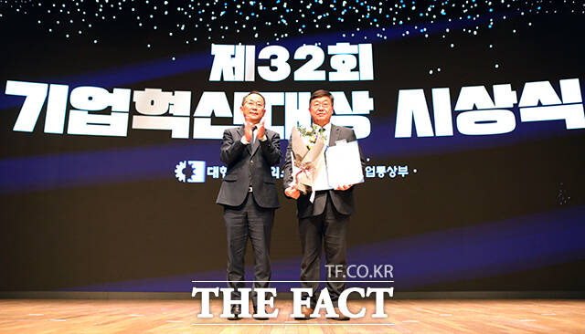 박철호 동아오츠카 대표이사 사장(오른쪽)이 9일 서울 중구 대한상공회의소에서 열린 ‘제32회 기업혁신대상’ 시상식에 참석해 국무총리상을 수상 하고 있다. /동아오츠카
