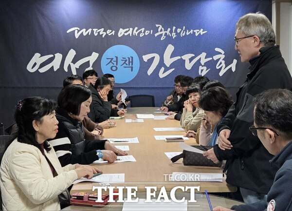 김찬술 전 대전시의원이 12월 9일 오후 대덕구 중리동 사무실에서 지역주민 20여 명이 참석한 가운데 여성정책 간담회를 열었다. /김찬술 전 시의원