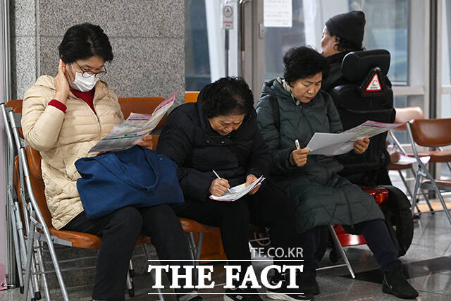 박강수 마포구청장(가운데)이 어르신을 격려하고 있다.