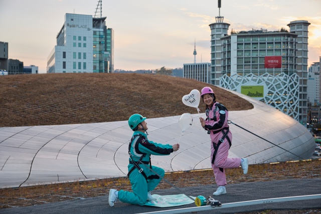 DDP 지붕 위 652m를 걸으면서 서울의 전경을 둘러보는 ‘DDP 루프탑 투어’가 서울의 새로운 도심형 어트랙션으로 떠오르고 있다. /서울시