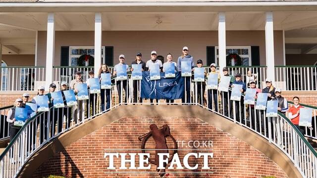Q시리즈 최종전을 통해 내년도 시드를 획득한 선수들이 자신의 이름이 새겨진 카드를 들고 단체로 포즈를 취하고 있다. 왼쪽에서 네번째가 이동은./LPGA