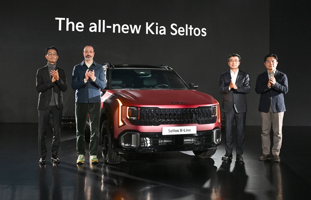 (왼쪽부터) 기아 고객경험본부장 류창승 전무, 기아 송호성 사장, 기아글로벌디자인담당 카림 하비브 부사장, 기아 국내상품실장 서하준 상무. /기아