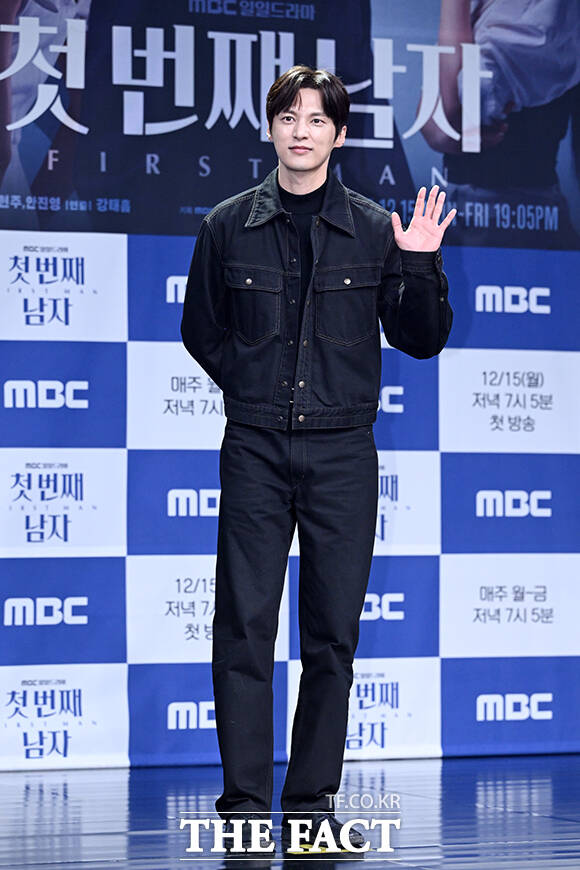 배우 이재황과 정찬, 오현경, 박건일, 함은정, 윤선우, 김민설(왼쪽부터)이 10일 오전 서울 마포구 상암동 MBC에서 열린 새 일일드라마 '첫 번째 남자' 제작발표회에 참석해 포즈를 취하고 있다. /서예원 기자