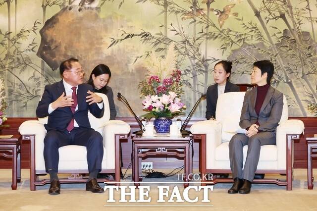 중국 상하이와 우호 교류 20주년을 맞아 협력을 강화하기 위해 10일부터 12일까지 2박 3일간 일정으로 중국 상하이를 방문한 김종훈 전북도 경제부지사(왼쪽)를 단장으로 한 대표단이 셰둥 상하이 부시장 등 주요 인사와 면담을 갖고 양 지역의 공동 번영을 위한 협력 확대 방안을 논의하고 있다. /전북도