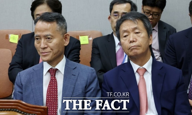 서울 서초경찰서는 지난달 28일 이 전 상임위원을 국회증언감정법 위반 혐의로 불구속 송치했다고 10일 밝혔다. 사진은 지난해7월1일 국회 운영위원회 전체회의에 이충상(왼쪽), 김용원 국가인권위원회 상임위원이 출석한 모습. /뉴시스