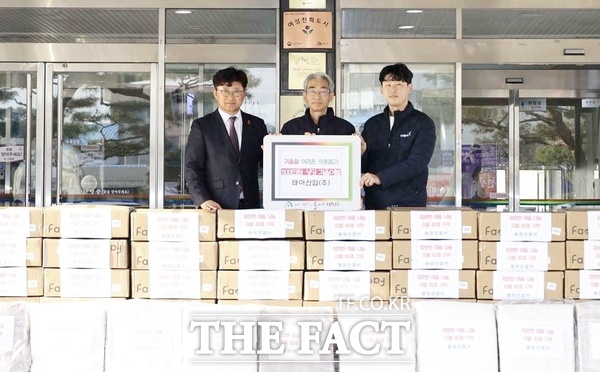 태아산업이 10일 대덕구에 500만 원 상당의 겨울 이불을 기탁했다. 사진 왼쪽부터 최충규 대덕구청장, 정상한 태아산업 본부장, 인재웅 태아산업 주임. /대덕구