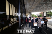  김병주·김광일 '구속 탄원서' 제출하는 피해자들 [포토]