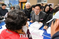  노인일자리 박람회 찾은 박강수 마포구청장 [포토]