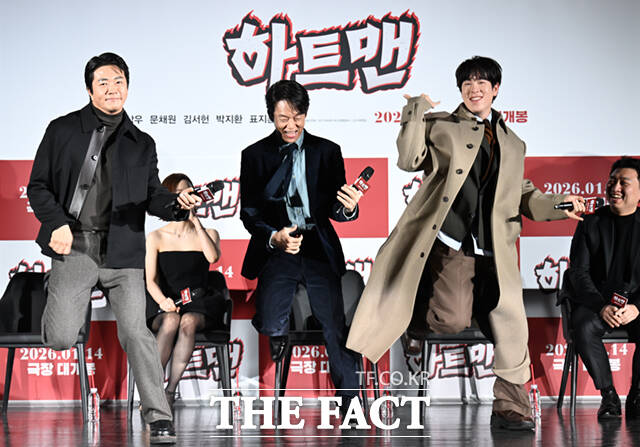 배우 권상우와 박지환, 표지훈(왼쪽부터)이 11일 서울 광진구 롯데시네마 건대입구에서 열린 영화 '하트맨' 제작보고회에 참석해 극 중 선보인 춤을 추고 있다. /이새롬 기자