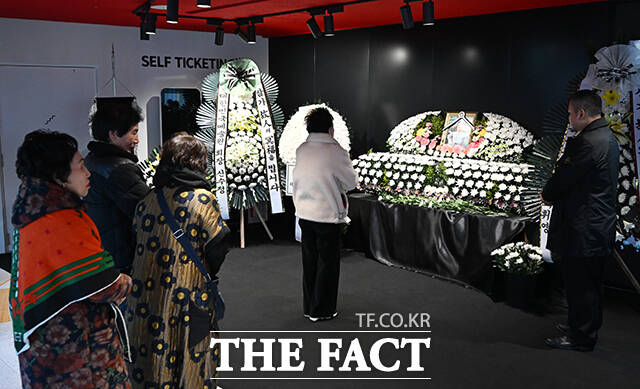 배우 故김지미의 추모 공간이 11일 오후 서울 중구 서울영화센터에 마련된 가운데 한 추모객이 슬픔에 잠겨 있다. /서예원 기자