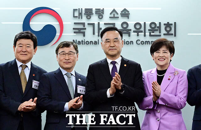 차정인 국가교육위원장(왼쪽 두 번째), 강은희 전국시도교육감협의회 회장(대구광역시교육감), 정근식 서울시교육감이 11일 오후 서울 종로구 정부서울청사에서 열린 시도교육감과의 간담회에 참석해 기념촬영을 하고 있다. /임영무 기자