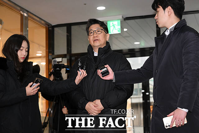 쿠팡 외압 의혹을 폭로한 문지석 검사가 11일 오전 서울 서초구 센트로빌딩 사무실에 마련된 관봉권 쿠팡 특검 사무실에 출석하고 있다. /서예원 기자