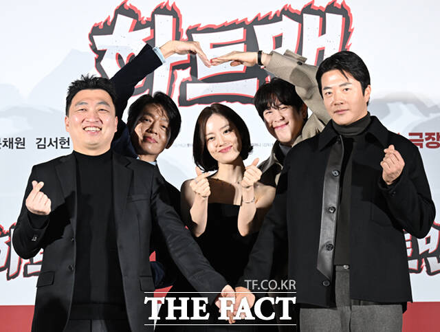 최원섭 감독과 배우 박지환, 문채원, 표지훈, 권상우(왼쪽부터)가 11일 서울 광진구 롯데시네마 건대입구에서 열린 영화 '하트맨' 제작보고회에 참석해 포즈를 취하고 있다. /이새롬 기자