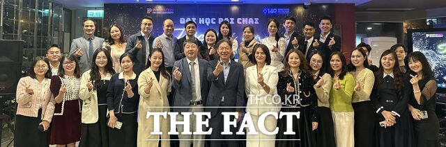 김욱(가운데) 배재대 총장과 김석출 배재대 국제처장 등이 9일 베트남 하노이서 열린 배재대-베트남 동문회에서 동문들과 기념 촬영을 하고 있다. /배재대