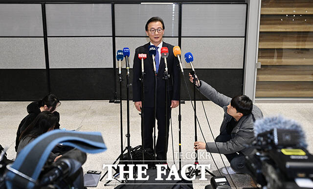 통일교 측으로부터 금품 수수 의혹을 받는 전재수 해양수산부 장관이 11일 오전 인천국제공항을 통해 귀국하며 입장을 밝히고 있다. /인천국제공항=박헌우 기자