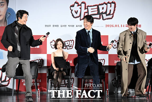 배우 권상우와 박지환, 표지훈(왼쪽부터)이 11일 서울 광진구 롯데시네마 건대입구에서 열린 영화 '하트맨' 제작보고회에 참석해 극 중 선보인 춤을 추고 있다.