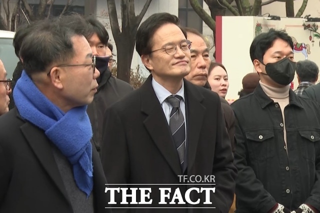 박주민 더불어민주당 의원이 서울시장 출마 선언에 앞서 시민 7명의 발언을 경청하고 있다. /광화문=김민지 기자