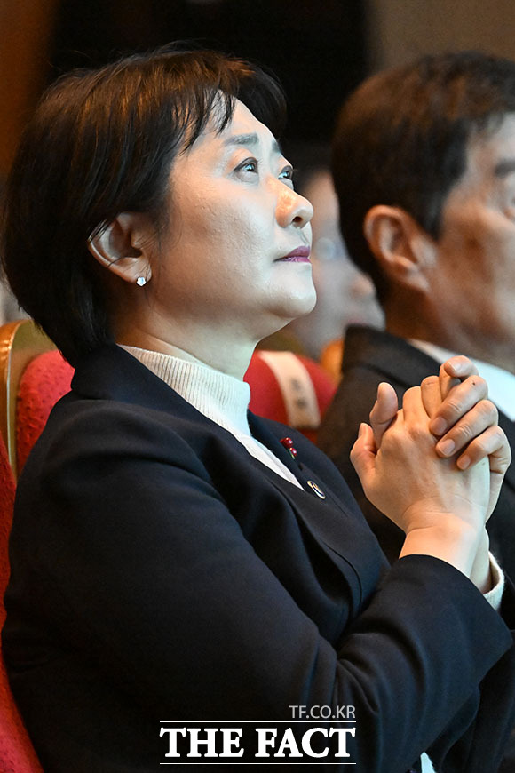 두 손 모으고 영상 시청하는 이 차관.