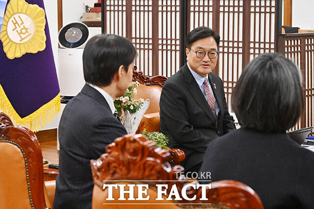 우원식 국회의장(가운데)이 11일 오전 서울 여의도 국회 의장집무실에서 열린 개혁진보 4당 정치개혁 연석회의 면담에 참석해 용혜인 기본소득당 대표, 조국 조국혁신당 대표, 김재연 진보당 상임대표, 한창민 사회민주당 대표(왼쪽부터)와 공동요구안을 들고 기념촬영하고 있다. /국회=배정한 기자