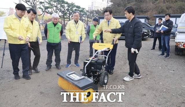 11일 김관영 전북도지사가 겨울철 자연재난 대비 현장행정으로 전주 서원노인복지관 및 제설전진기지를 찾아 취약계층 보호를 위한 한파쉼터 운영 현황과 도로 교통 불편 방지를 위한 제설 대응 체계를 점검하고 있다. /전북도