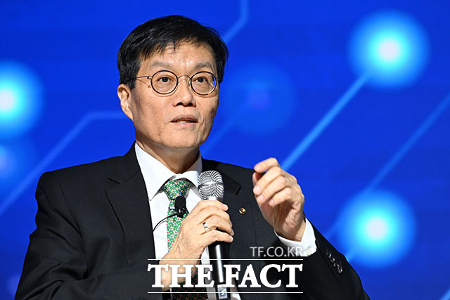 이창용 한국은행 총재가 지난 5일 오후 서울 중구 대한상공회의소에서 열린 제4회 한국은행-대한상공회의소(BOK-KCCI) 공동세미나 'AI기반의 성장과 혁신'에 참석해 특별대담을 하고 있다. /남용희 기자