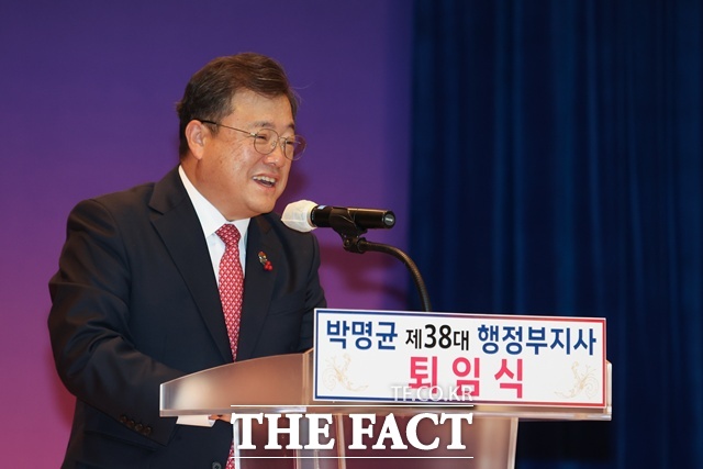 박명균 경남도 행정부지사가 11일 도청 대회의실에서 열린 퇴임식에서 30년간의 공직생활을 마무리하며 퇴임 인사를 하고 있다. /경남도