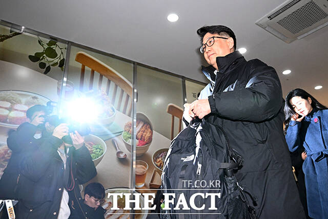 쿠팡 외압 의혹을 폭로한 문지석 검사가 11일 오전 서울 서초구 센트로빌딩 사무실에 마련된 관봉권 쿠팡 특검 사무실에 출석하고 있다. /서예원 기자