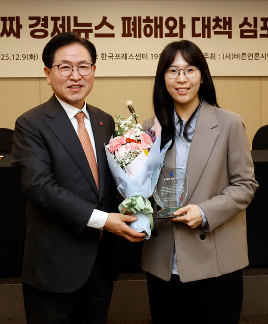 9일 서울 한국프레스센터에서 열린 ‘올해의 바른언론 홍보대상’에서 박수현 광동제약 커뮤니케이션팀장이 대상을 수상 후 기념 촬영을 하고 있다. 왼쪽부터 김형철바른언론시민행동 공동대표, 박수현 광동제약 커뮤니케이션팀장. /광동제약