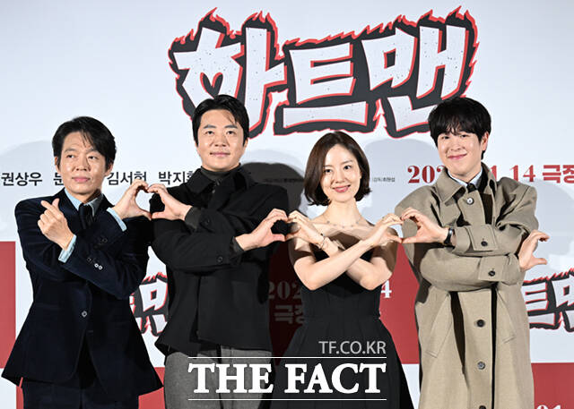 배우 권상우와 박지환, 표지훈(왼쪽부터)이 11일 서울 광진구 롯데시네마 건대입구에서 열린 영화 '하트맨' 제작보고회에 참석해 극 중 선보인 춤을 추고 있다.