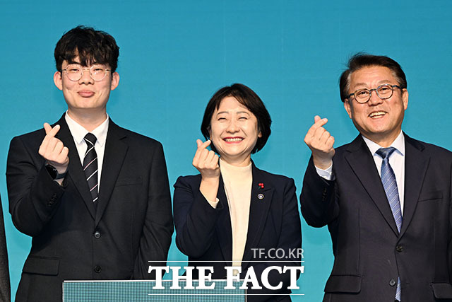 삼성 희망 디딤돌 10주년 기념식에서 기념촬영 하는 삼성희망디딤돌 수혜자 정재국 씨와 이스란 차관과 박승희 삼성전자 CR담당 사장 사장(왼쪽부터).